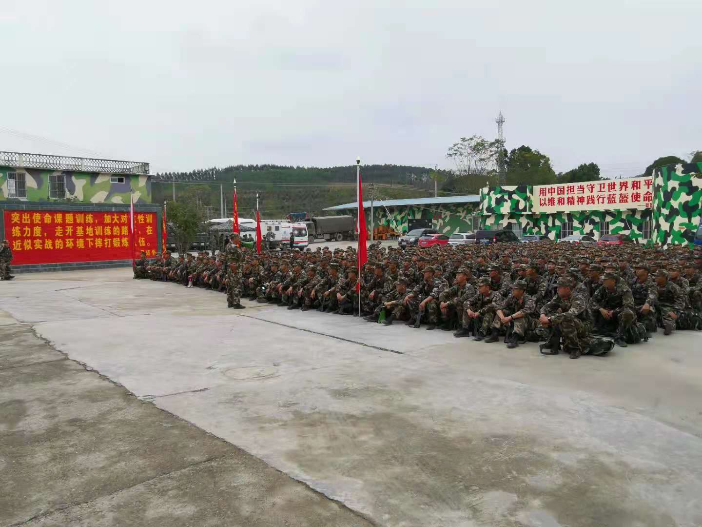 武警部队拉练驻营.jpg