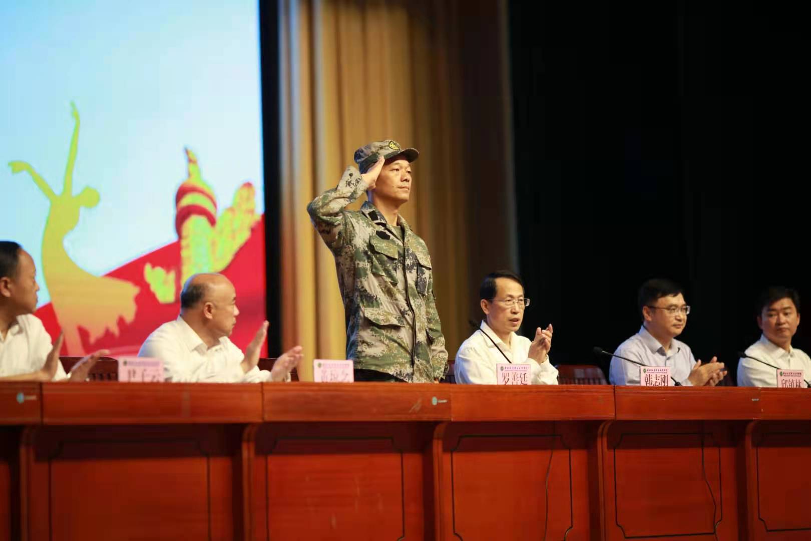 广西工业职业技术学院学生军训3.jpg